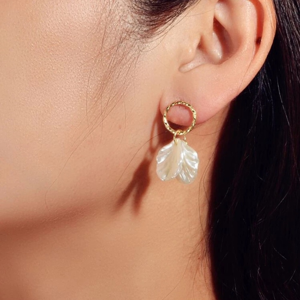 🎀 Lovely Faux Pearl Hue Petals Metallic Circle Stud Earrings 🎀 - Picture 2 of 4